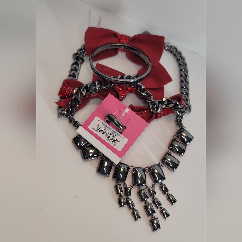 ❤️Betsey Johnson Red Sparkle Bow Holiday 3 Piece Set Necklace Bracelet & Ring - Picture 2 of 12
